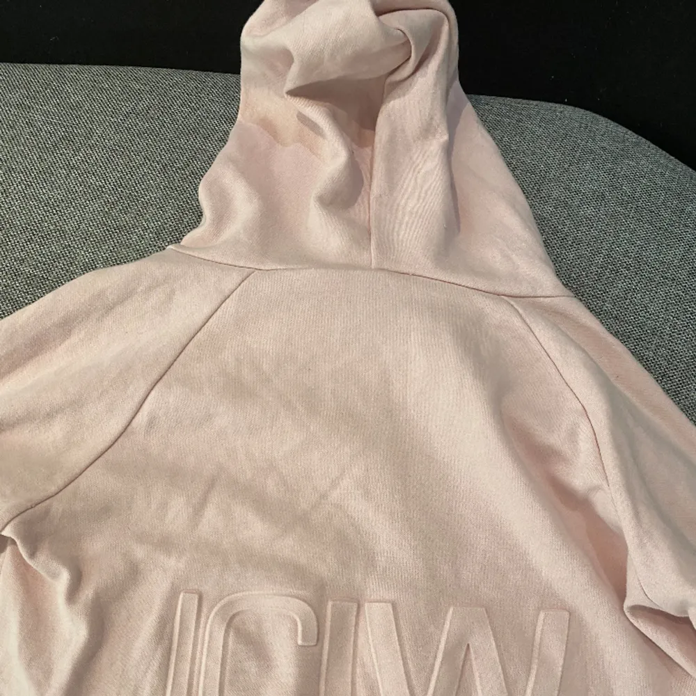 säljer en super snygg rosa hoodie på rabatt med 30% off. köp så snabbt ni kan, missa inte stjänsen!! . Hoodies.