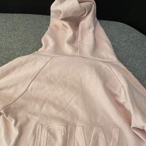 säljer en super snygg rosa hoodie på rabatt med 30% off. köp så snabbt ni kan, missa inte stjänsen!! 