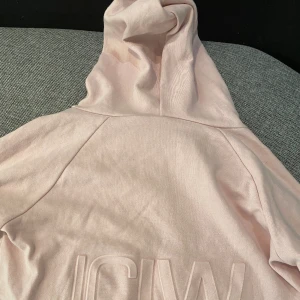 ICIW - säljer en super snygg rosa hoodie på rabatt med 30% off. köp så snabbt ni kan, missa inte stjänsen!! 
