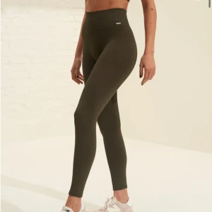 Aimn tights - Tights från aimn i färgen khaki. Använda endast 2 gånger så nyskick.