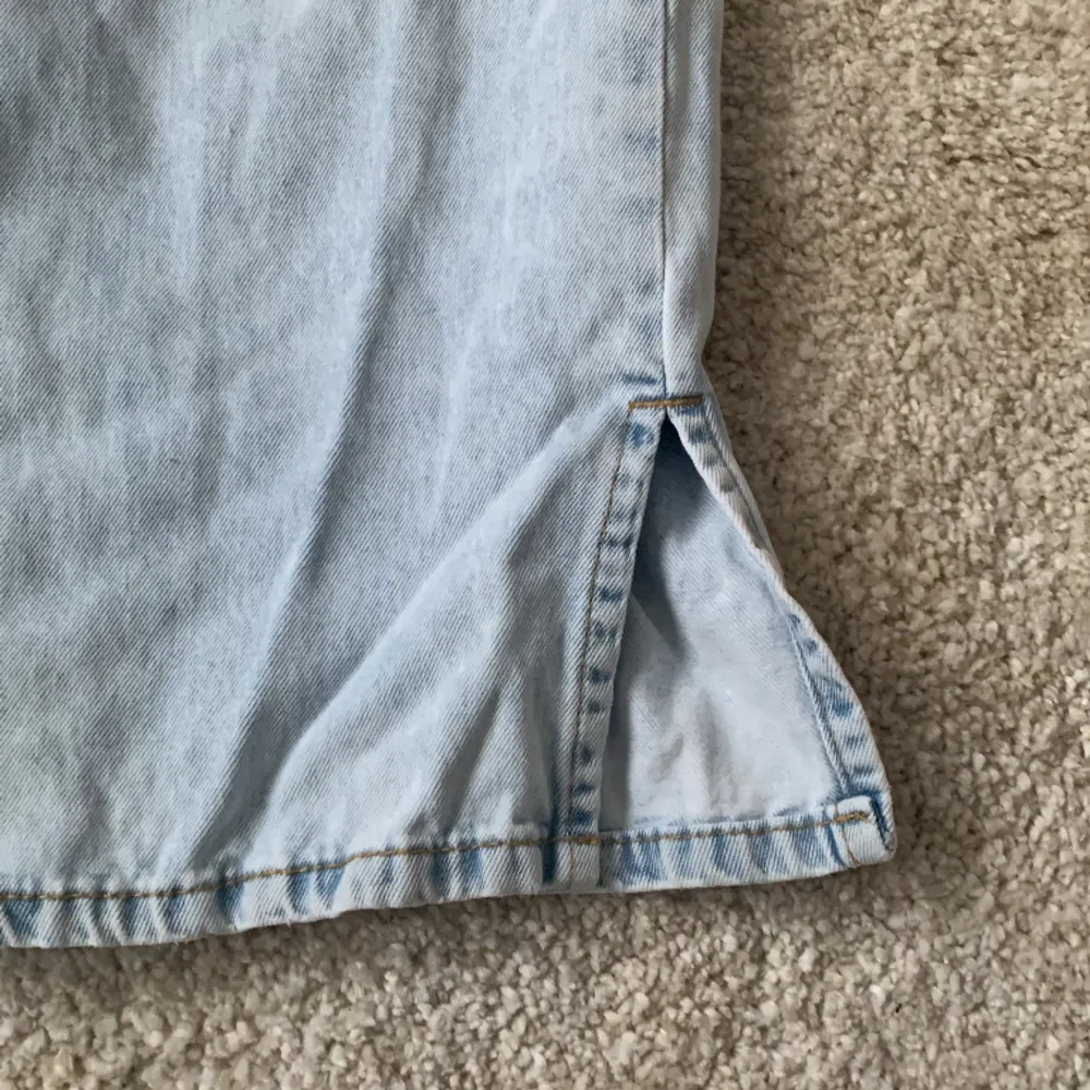 Wide leg jeans 👖 med en ca 5 cm slit längst ner på jeans benen 💅 från Lindex 🌱  Modell: Vanja ✨de är vristlånga🫶inga defekter 🤍för 11-12 år 🪩. Jeans & Byxor.