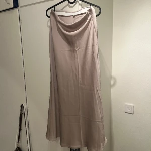 Beige silkeskjol lång  - Ny 