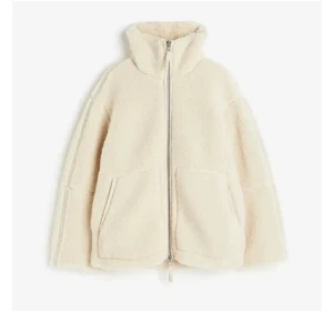 Pile Jacka - Hej! Säljer denna oanvända pile jackan då den inte passar mig. Den är köpt här på Plick men aldrig använd🫶🏾bilder kan skickas i chatt💘köparen står för frakt  Obs! Jackan är inte från H&M, det är en dupe av den.