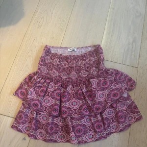 Rosa kjol  - Rosa kjol från Meet me there, Storlek xxs/s känns som S och använt 2 gånger, kort men inte så kort köpte för 500 säljer för 349 