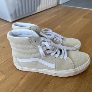 Höga beige vans strl 40 - Fina vans, använd fåtal gånger så i väldigt fint skick! Nypris 700, säljer för 500