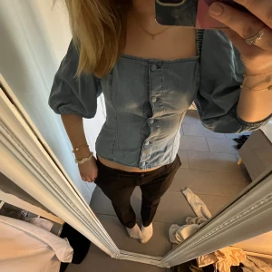 Jeans blus - jätte söt blus!!💞💞går att ha både off shoulder och vanligt!