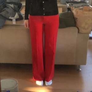 Röda Kostymbyxor - Jättesnygga kostymbyxor från zara (säljs inte längre), de går att styla väldigt snyggt. Aldrig använda så de är i perfekt skick. Pris går att diskutera 