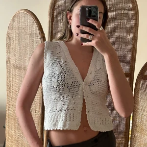 Virkad topp/väst - Jättefin virkad topp handgjord, köpt i en vintagebutik i london för 400kr. Supercute och unik + bra skick 