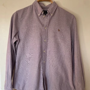 Ralph Lauren skjorta  - Lila Ralph Lauren skjorta i storlek L. Jättebra skick.