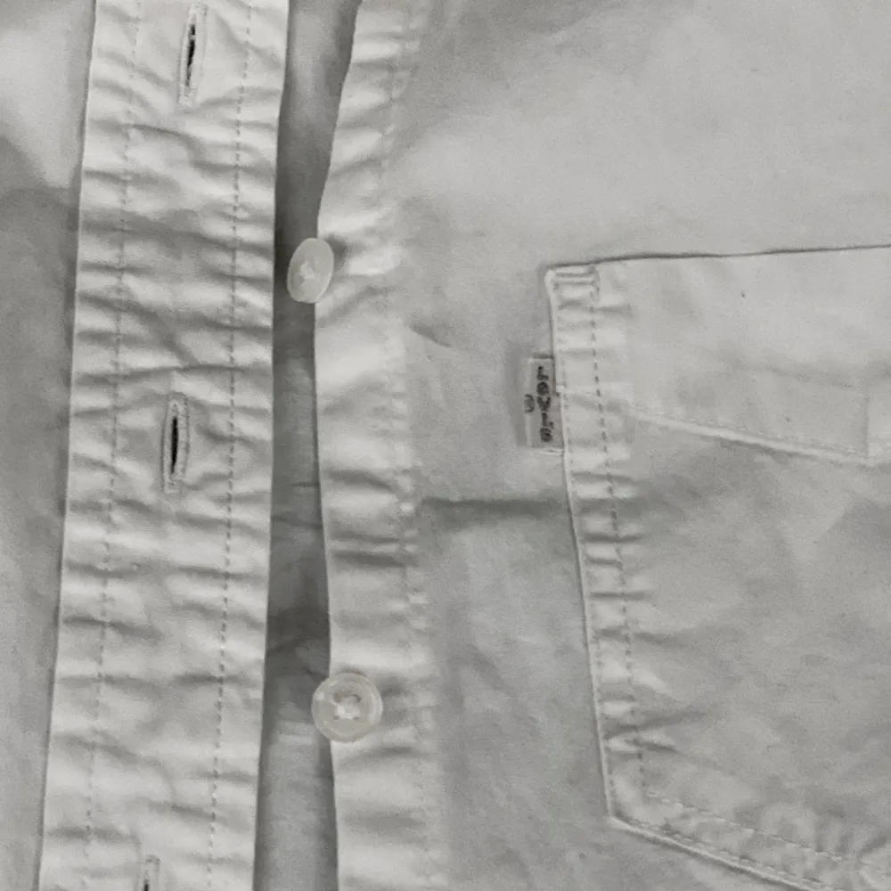Säljer min vita vintage levis skjorta, storlek s, bra skick💕 Jättesnygg under stickat eller bara som den är!. Skjortor.