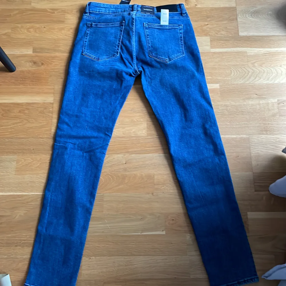 Väldigt snygga jeans som är modellen Slim fit. Köpa nya i butik kostar 599kr här får ni dom för 449kr väldigt bra pris om ni frågar mig.  Den modellen just nu är populär så passa på att köpa begagnat av mig :) Helt oanvända . Jeans & Byxor.