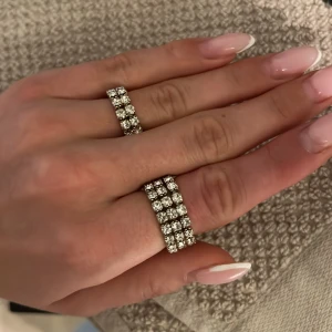 ”Strass Ringar” - Säljer dessa fina ”strass liknande” ringarna som är i One size. Så passar alla storlekar. Aldrig använda, nyskick. Säljer båda för 150 Kr. Köparen står för frakten! 