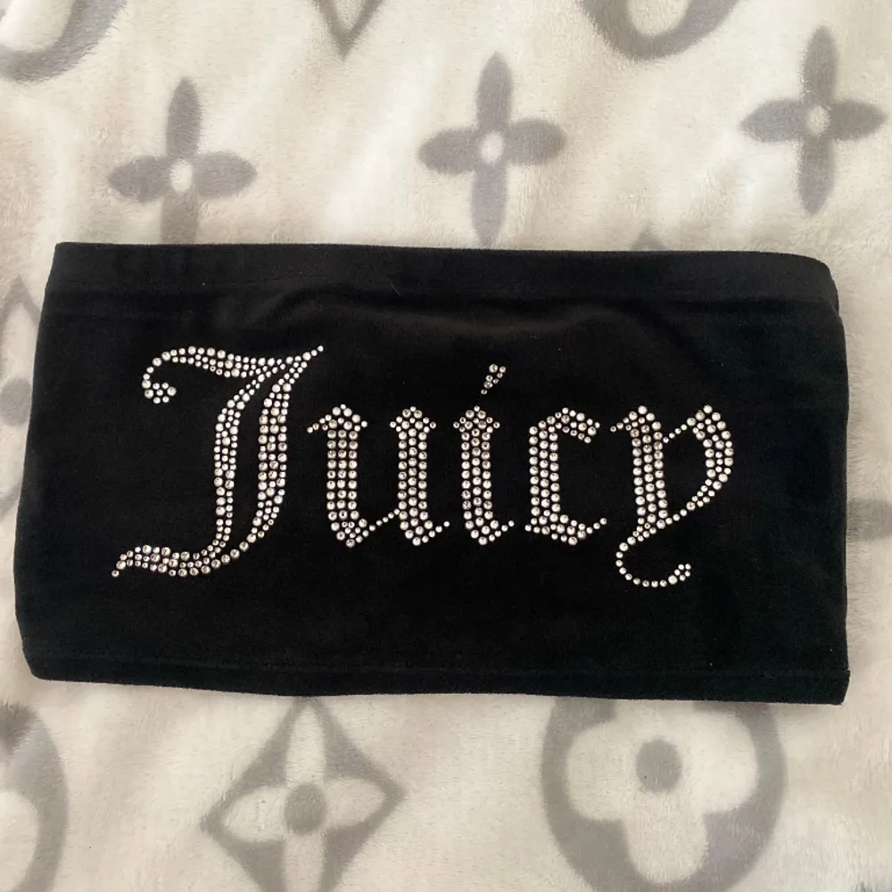 En super fin Juicy Couture crop top som är skön.  Säljer denna pga av att jag inte har någon användning av den längre.  Alla diamanter är på och är som ny 🤍. Toppar.