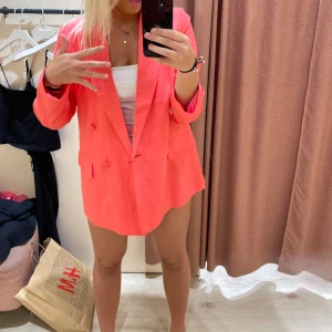 Oversized kavaj - Säljer denna otroligt somriga o fina linne kavaj i lite oversized. 