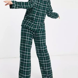 Pyjamas set  - Ett fint pyjamas set från monki,liten brist vid ett av hållen där snöret går💕 nypris:400kr säljs för 300kr