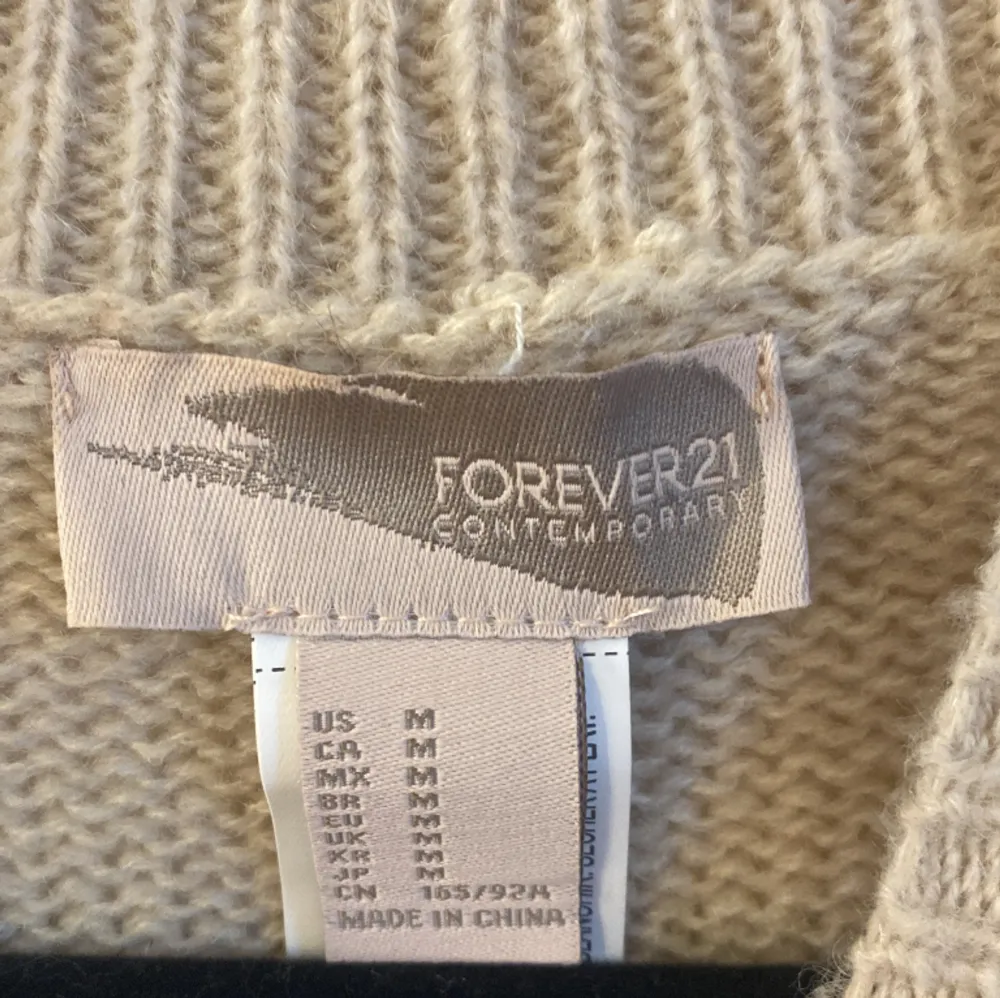 En lite längre stickad tröja i fint skick. Märket är Forever21, stl M. Stickat.