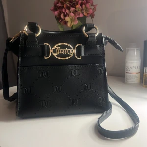 Juicy couture handväska  - Säljer denna snygga juicy couture väska då den aldrig kommit till användning, aldrig använd tidigare. Den har handtag samt ett långt axelrems band som är avtagbar💗Pris kan diskuteras vid snabb affär!