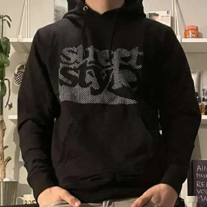 Street style hoodie - Säljer nu min sprillans nya hoodie från street style då den är för stor för mig