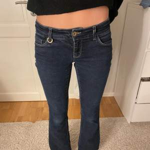 Super fina Lågmidjade jeans som tyvärr är för korta för mig, tjejen på bild är 170cm💕