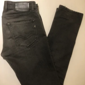 Replay Jeans - Säljer sköna Replay Grover Jeans i storlek 29/32. Skick 8/10, finns ett litet hål på höger framficka. Skriv för fler bilder!