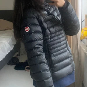 Colmar jacka - säljer min colmar jacka som jag inte använder längre, den passar verkligen nu till våren men också till hösten💕den har ett litet hål i fickan men hålet syns inte