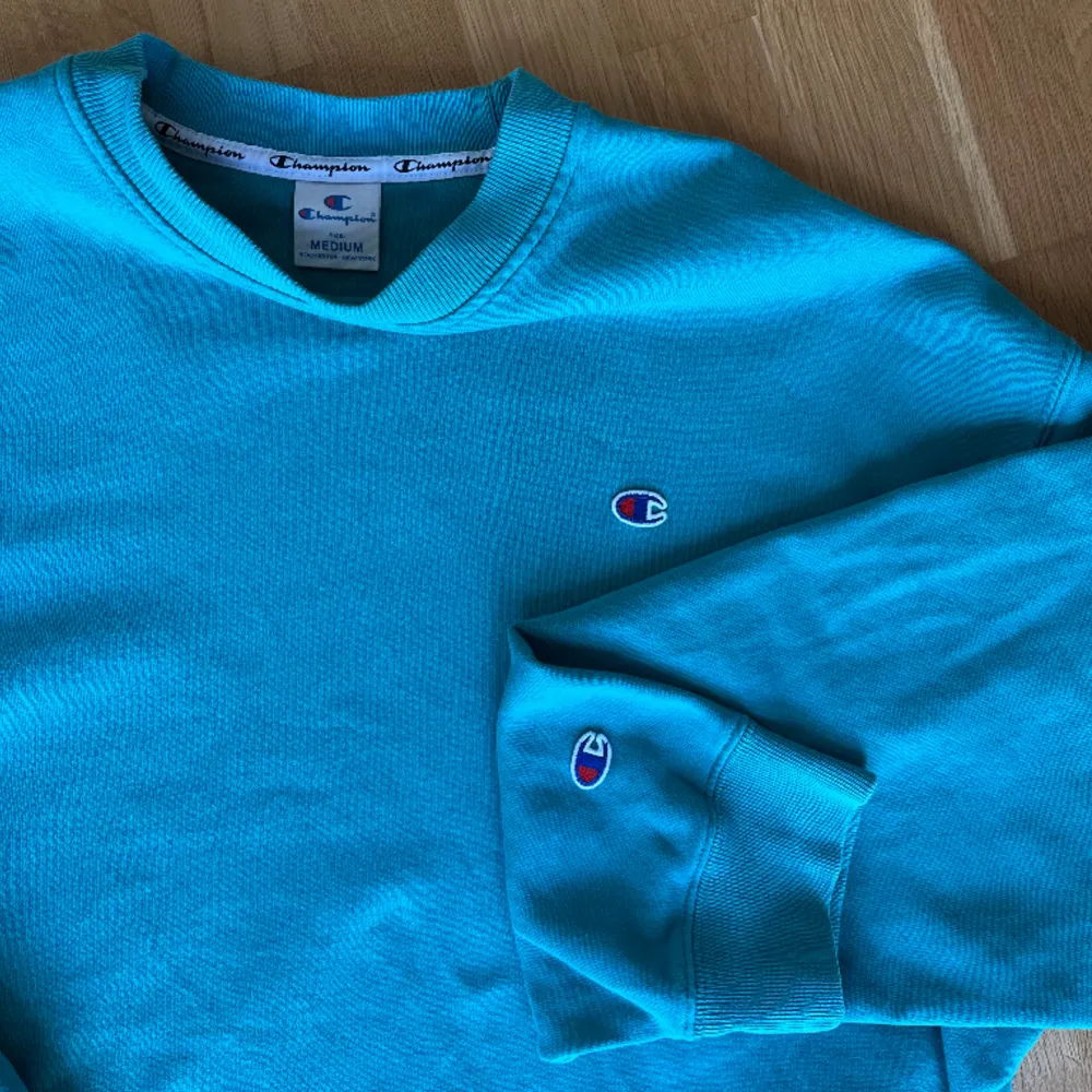 Vintage champion sweatshirt i mycket fint skick! Svårt att få med exakta färgen på bild men det är typ blå/grön isch . Tröjor & Koftor.