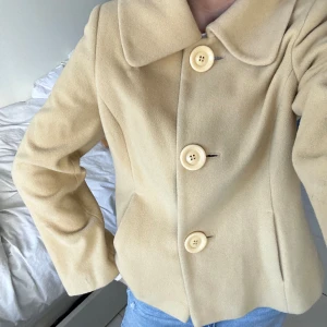 Vårjacka  - Gul/beige jacka från John Lewis! Står ingen storlek men skulle uppskatta jackan till en S! Köpt begagnad för 400kr