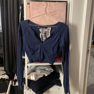 Topp - Super fin kortare cardigan i marinblå färg. Inte använt så mycket utan är i bra skick. 
