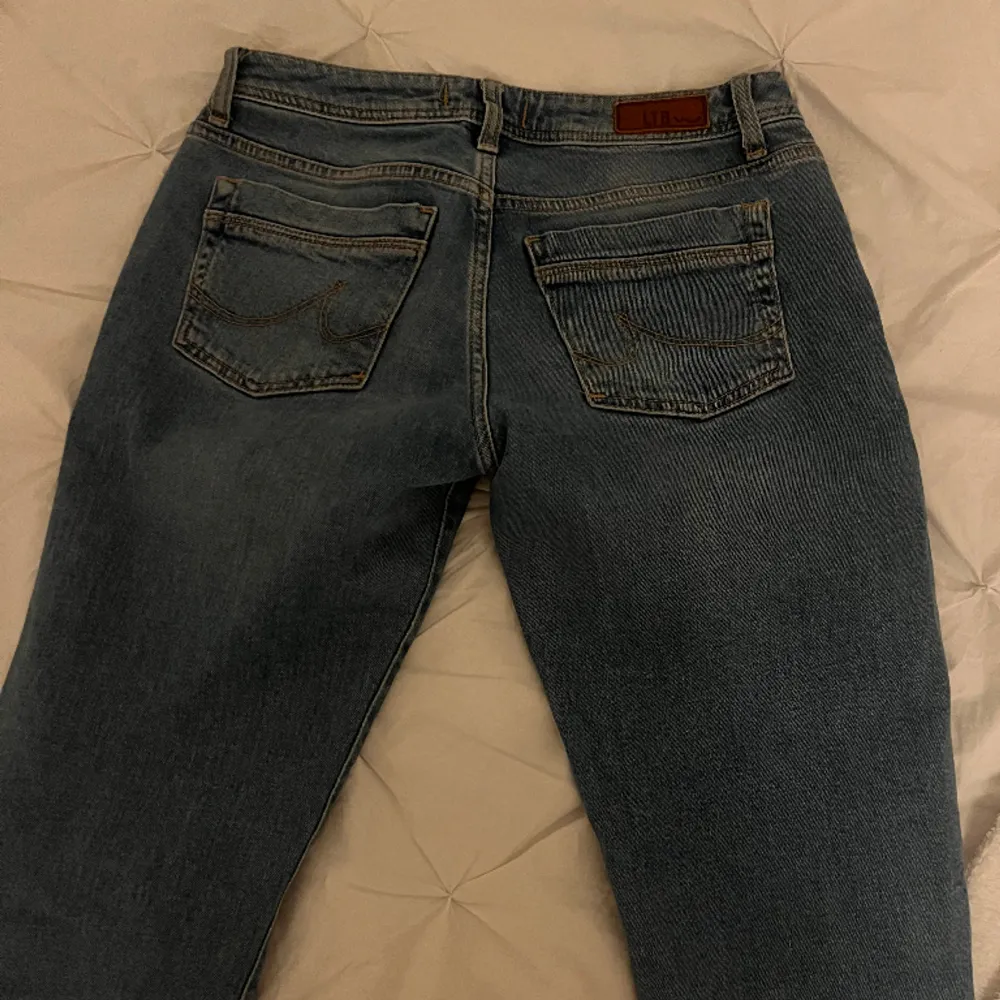 Jättefina bootcut jeans från ltb, jättebra skick är dock pyttelite nertrampade där nere vid benen. . Jeans & Byxor.