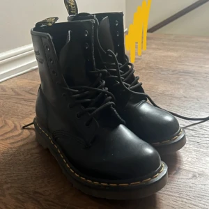 Dr marten  - , säljer åt en vän då dem bara blivit använd en gång, skriv dm ifall du vill ha fler bilder eller andra frågor. Pris kan diskuteras  