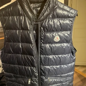 Moncler Gui Väst - Moncler väst i bra skick mörkblå, äkta. Byten är intresse.