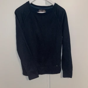 Denim Suply & Ralph Lauren tröja - Säljer en riktigt fet tröja från Denim Supply och Ralph Lauren. Tröjan är i mycket bra skick och är i mörkblå färg. Den är i storlek M men sitter som XS (passar dig som är runt 173-175). Hör av er vid frågor eller funderingar.