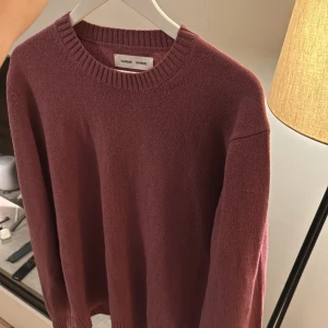 Stickad tröja - Stickad tröja i 80% ull och 20% polyamid från Samsøe Samsøe. Storlek XXL men väldigt liten i storlek så passar även XL-L. Aldrig använd! Inga skador eller fläckar.