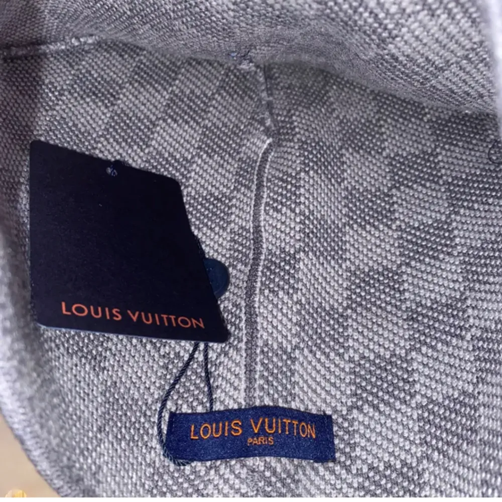 Hej,  Säljer en helt ny, oanvänd Louis Vuitton mössa i färgen grå . Accessoarer.