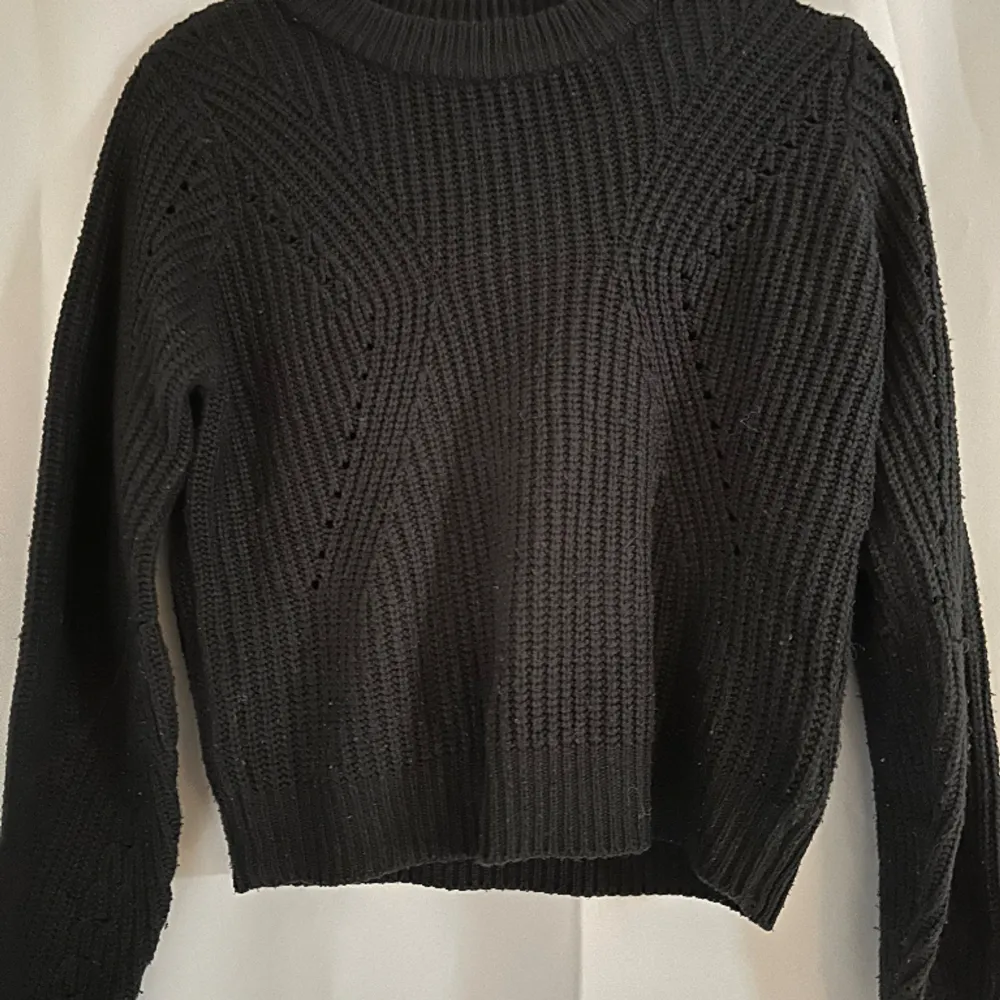 Säljer en svart stickad tröja, tröjan är i bra stick och knappt använd.  Köpt från Gekås (osäker på nypris)💗. Tröjor & Koftor.