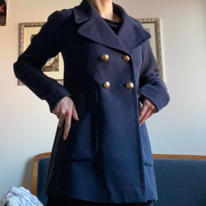Juicy Couture jacka  - Snygg vårjacka i marinblått från Juicy Couture, kan gå ner i pris vid snabb affär💕 frakt tillkommer 