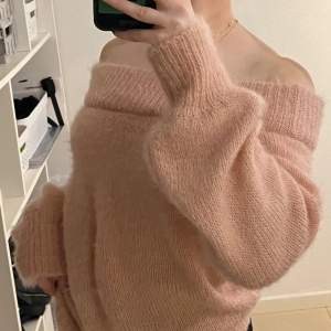 Säljer denna off shoulder stickade tröjan i ljus rosa då den inte kommer till användning 🌸 Den är så gott som nyskick och jättehärlig på sommarkvällar☺️