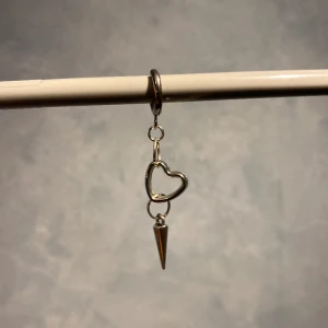 Nitörhängen med hjärta - Super söta örhängen med hjärta i silver färg. Material: rostfritt stål. Modell: Tindra silver❤️ hör av er kring frågor 🩷🩷