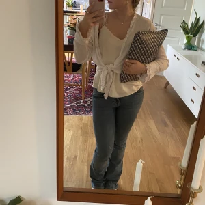 Low bootcut zara jeans  - Säljer dessa slutsålda  bootcut zara jeans. Ord pris 400kr. Skriv om ni är intresserade eller vill ha fler bilder💕