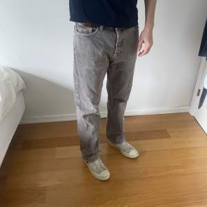 Riktigt feta relaxed straight jeans | skick: lite slitage i ändan av byxorna (se bild 2), lite hål i fram-fickorna som går lätt att fixa, 8/10 | nypris 600kr