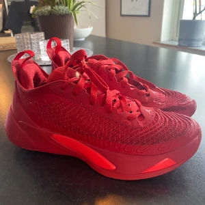 Luka Doncic 1  - Säljer åt min lillebror som växte ur dom, dom är i bra skick och har väldigt mycket kvar att ge! Bara att skriva om frågor: Storlek 41 