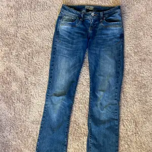 Låg midjas jeans från Ltb jeans modell valerie. Bra skick me liten  slitning längst ner. Köpta för ca 900. Pris kan diskuteras💓