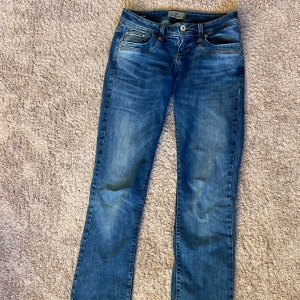 LTB JEANS - Låg midjas jeans från Ltb jeans modell valerie. Bra skick me liten  slitning längst ner. Köpta för ca 900. Pris kan diskuteras💓