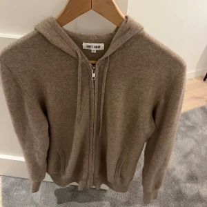 Soaft goat cashimre zip up - Säljer nu denna sjukt snygg soft goat 100% cashimre tröjan. Har använt den få gånger och det är därför den är i sjukt bra skick, 10/10. Köpte den för ungefär 2300 i soft goat butiken. Skriv om du undrar någonting! Och skriv för flera bilder.