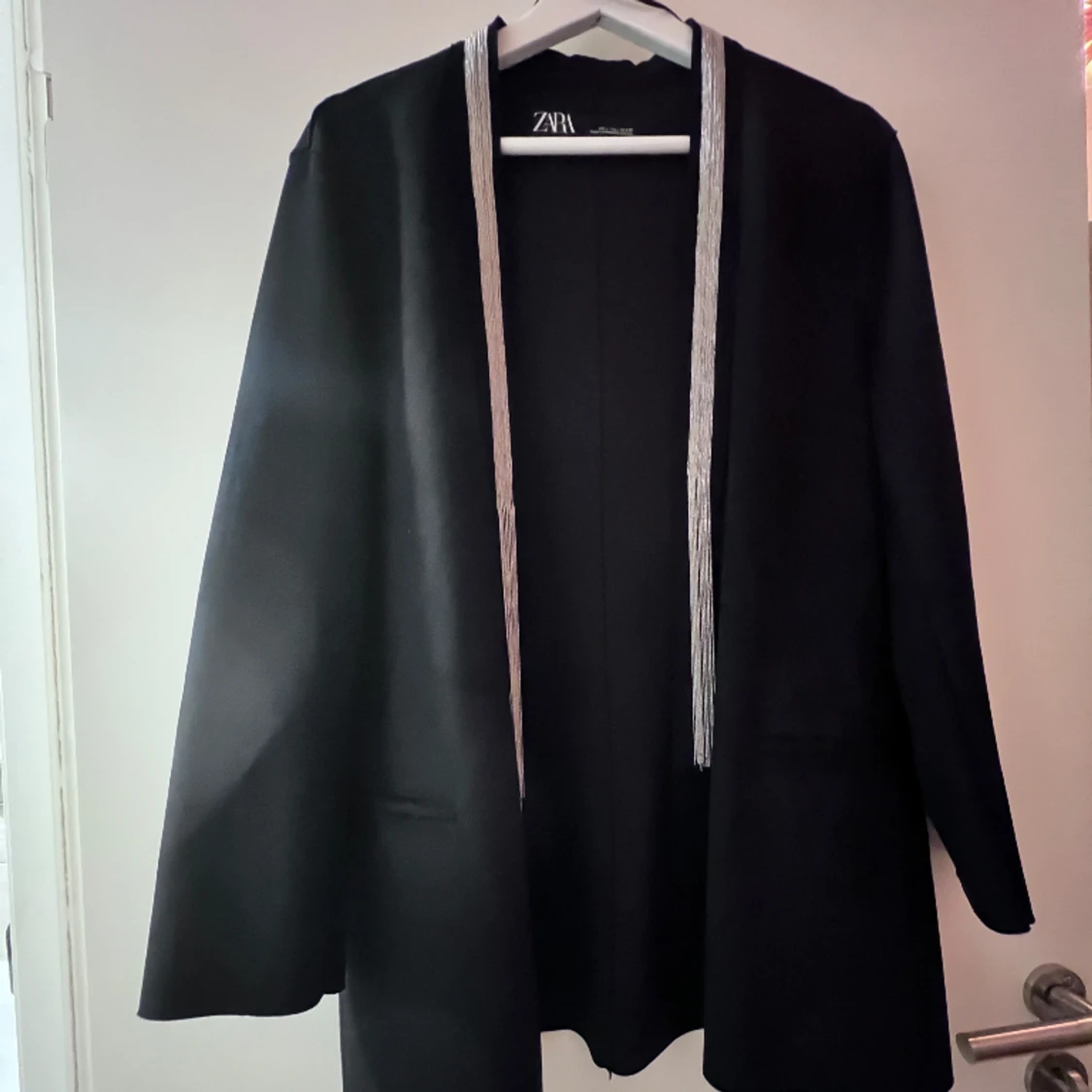 Stilig kavaj med silver fransar