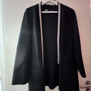 Stilig kavaj med silver fransar  - Mocka kavaj med silver detaljer.