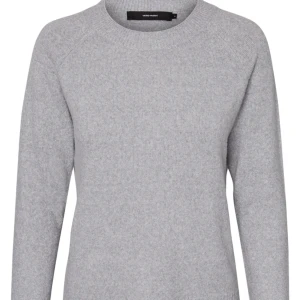 Vero moda tröja grå - Funderar på att sälja min vero moda tröja! Kom privat för frågor eller flera bilder💗tröjan är ganska nopprig därav priset! Ny pris är 249kr💗