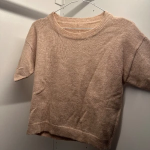 Stickad T-shirt  - En stickad t-shirt från Shein i märket Dazy. Använd en gång. 