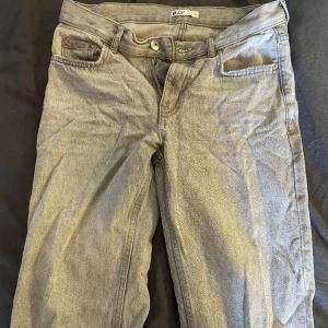 Lågmidjade raka jeans  - Lågmidjade raka jeans från Gina 