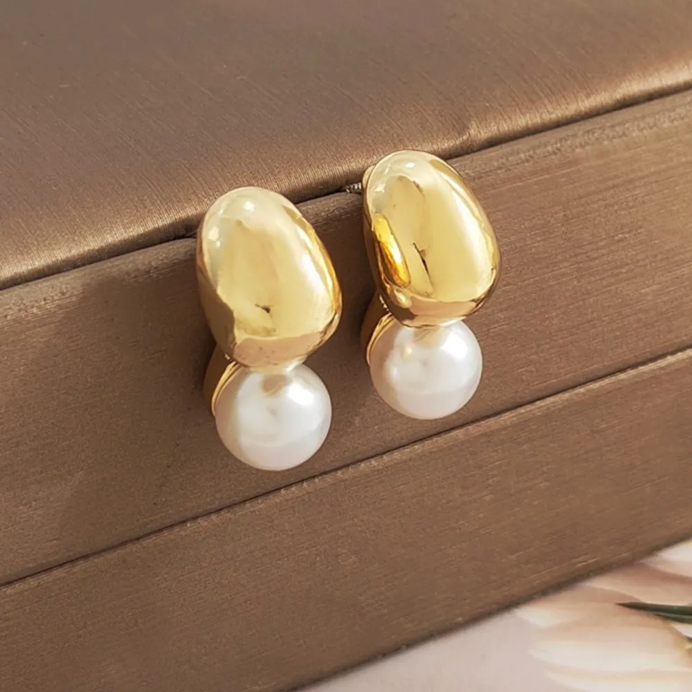 New, gold plated, silver pins, synthetic pearls . Accessoarer.